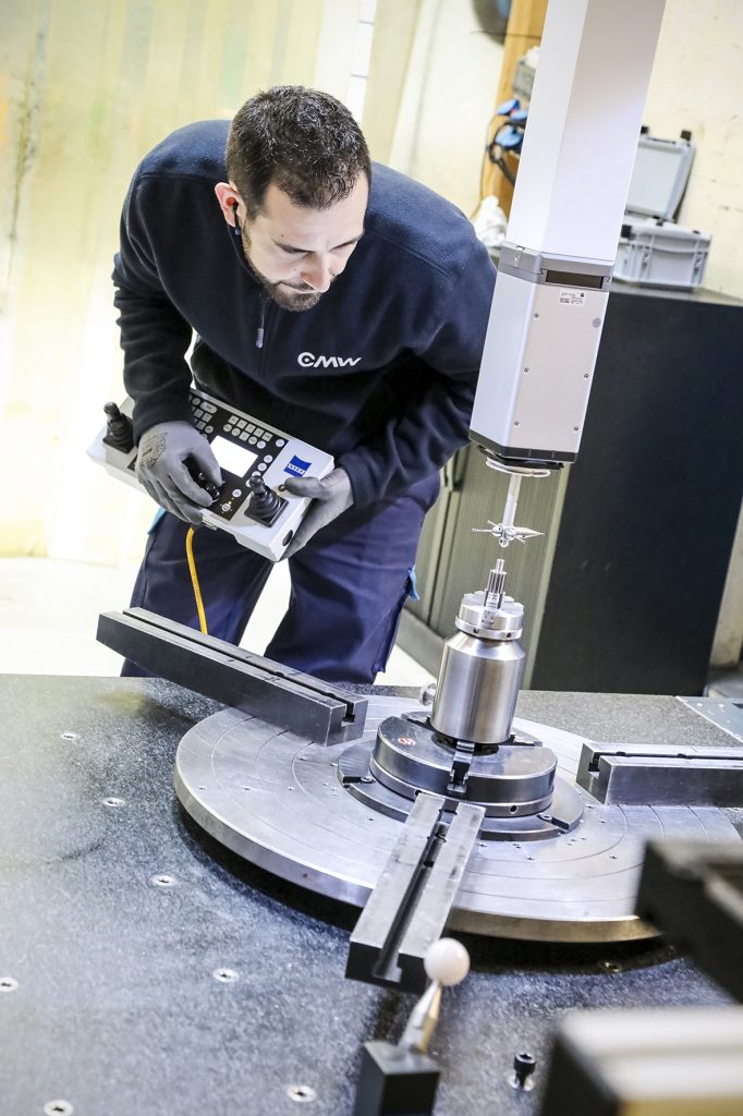Technicien CMW réalisant le contrôle dimensionnel d’une pièce cylindrique sur machine de mesure 3D.
