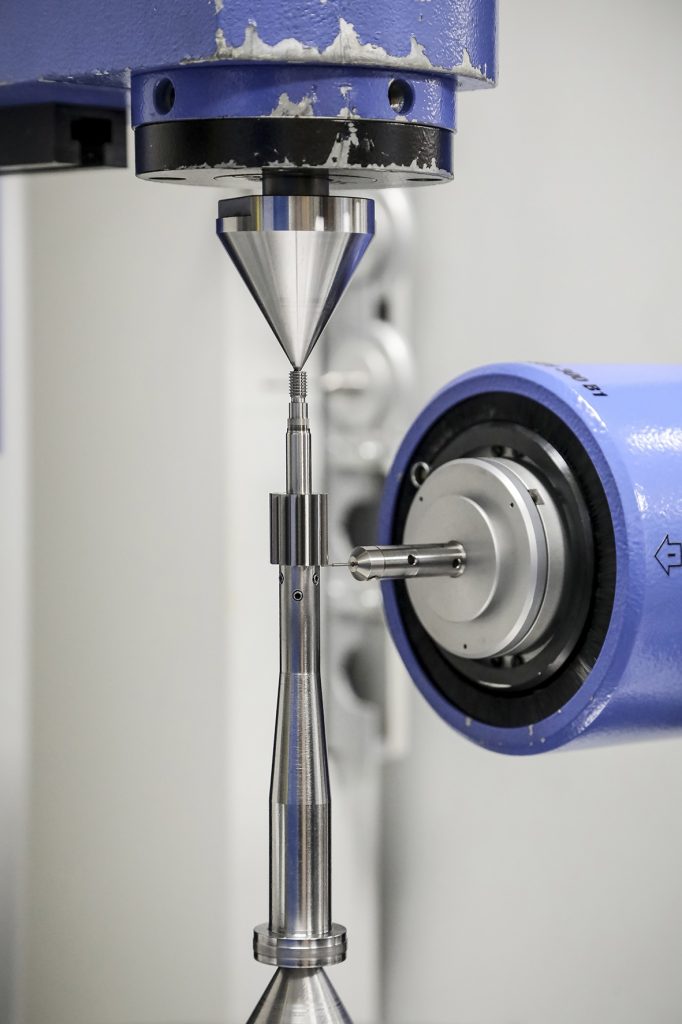 Mesure dimensionnelle d’un pignon monté sur arbre long sur machine de métrologie chez CMW.